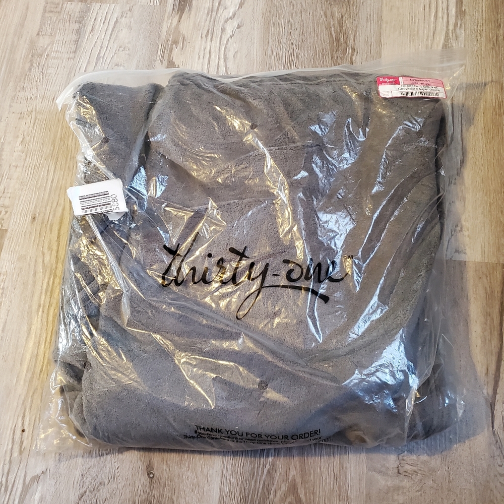 Thirty-One Super Soft Blanket NWT (1)